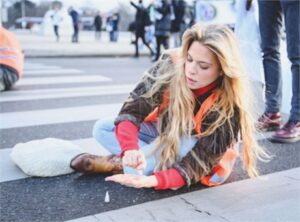 Österreichs „Klima Shakira“ hat sich einen neuartigen Weg einfallen lassen, um der Abschiebung zu entgehen