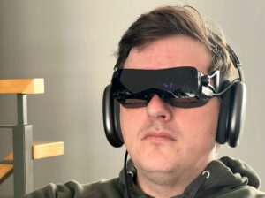 بڑی اسکرین سے پرے ہینڈ آن: VR ہیڈسیٹ کے وزن کے بارے میں ایک نکتہ ثابت کرنا