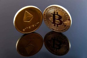 Bitcoin och Ethereum: Bitcoin håller över $30200