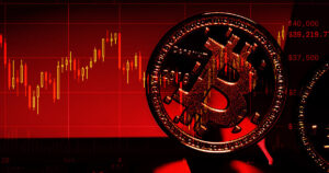 Bitcoin scade la 27.3k USD; lichidările ajung la aproape 200 de milioane de dolari