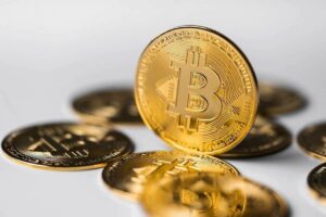Bitcoin är nere på nästan $28,000 XNUMX; Eter platt