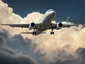 A háttérzene repülőgépeken történő sugárzása szerzői jogi kérdés lehet az EU Bírósága szerint