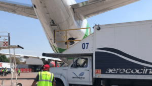 Meksika, Guadalajara'da yemek kamyonu park halindeki VivaAerobus Airbus A320'ye çarptı