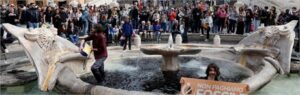 Gli attivisti per il clima trasformano di nero la storica fontana di Roma