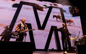 Depeche Mode rinde tributo a Andy Fletcher durante la impresionante parada 'Memento Mori' en Chicago
