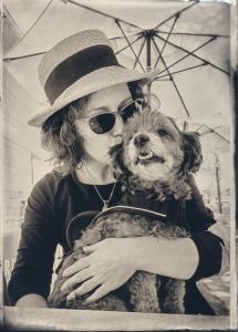 Зображення художниці з Квінсбері КЕЙТ БОЙЛ та її собаки Дженні. зображення. Справжній жерстяний шрифт був виготовлений у Квінсбері, штат Нью-Йорк, із цифрової фотографії, зробленої в Геттісбурзі, Пенсильванія.