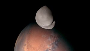 Emirati 궤도선이 화성의 위성 Deimos를 가까이에서 포착합니다.