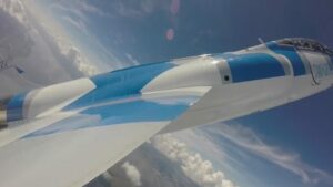 Наслаждайтесь этим видео F-104, поднимающегося вертикально над посадочной площадкой шаттла НАСА