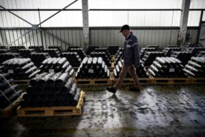 यूक्रेन के लिए ताजा बारूद कहां से खरीदा जाए, इस पर यूरोपीय संघ के देश आपस में झगड़ रहे हैं