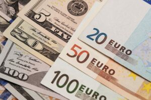 EUR/USD romahti myöhäisessä kaupankäynnissä, mutta tulos oli 0.61 % noussut viikolle
