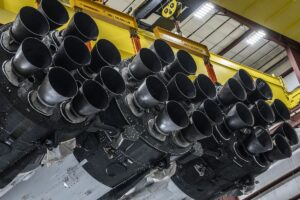 Die Falcon Heavy-Rakete rollt nach dem Triebwerkswechsel zurück zur Startrampe