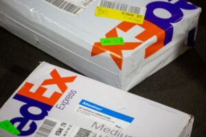 FedEx sigter mod omkostningsbesparelser på $4 mia. ved at fusionere leveringsnetværk