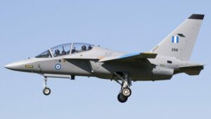 Erster M-346-Trainerjet für Griechenland fliegt mit HAF-Markierungen