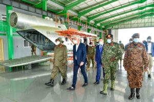 Premier hélicoptère Mi-24 révisé en Ouganda