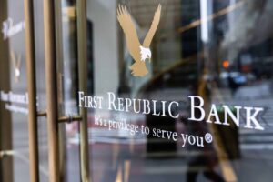 First Republic stuper på forventning om beslag av FDIC