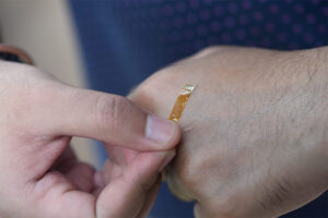 Elastyczny złoty czujnik odblokowuje nową generację implantów medycznych