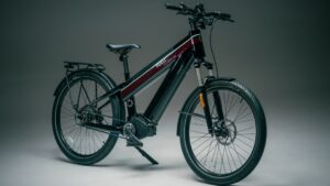 Fuell Fluid-2 および Fluid-3 電動自転車は、スロットル、自動シフト、クレイジーな範囲を追加します