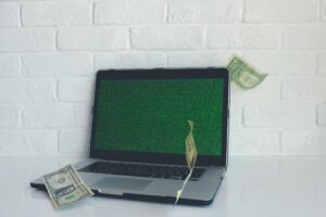 Hacker stiehlt 11 Millionen Dollar aus alten Versionen von Aave und Yearn Finance