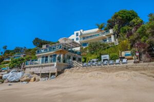 A lenda do hóquei, Chris Chelios, espera ganhar US $ 75 milhões para sua casa na praia de Malibu