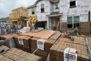Razpoloženje gradbenikov stanovanj se aprila dvigne, saj gradbeniki zagrabijo skoraj rekorden delež na trgu