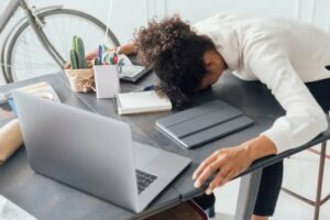 So vermeiden Sie Burnout: 7 Tipps + Anzeichen, auf die Sie achten sollten