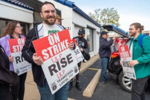 I lavoratori del dispensario dell'Illinois scioperano quando fa più male