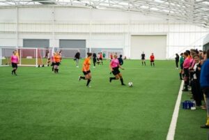 Femeile din Inchcape se alătură Leoașilor Angliei pentru un turneu de fotbal caritabil