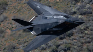 Uskumatu kaader näitab, kuidas kaks F-117 Nighthawki lendavad madalal Ida-California kohal