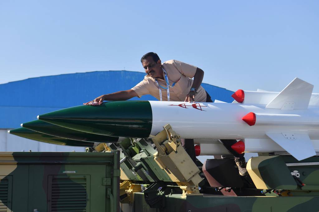 Indija podeljuje naročila za rakete Akash in BrahMos ter več ladij