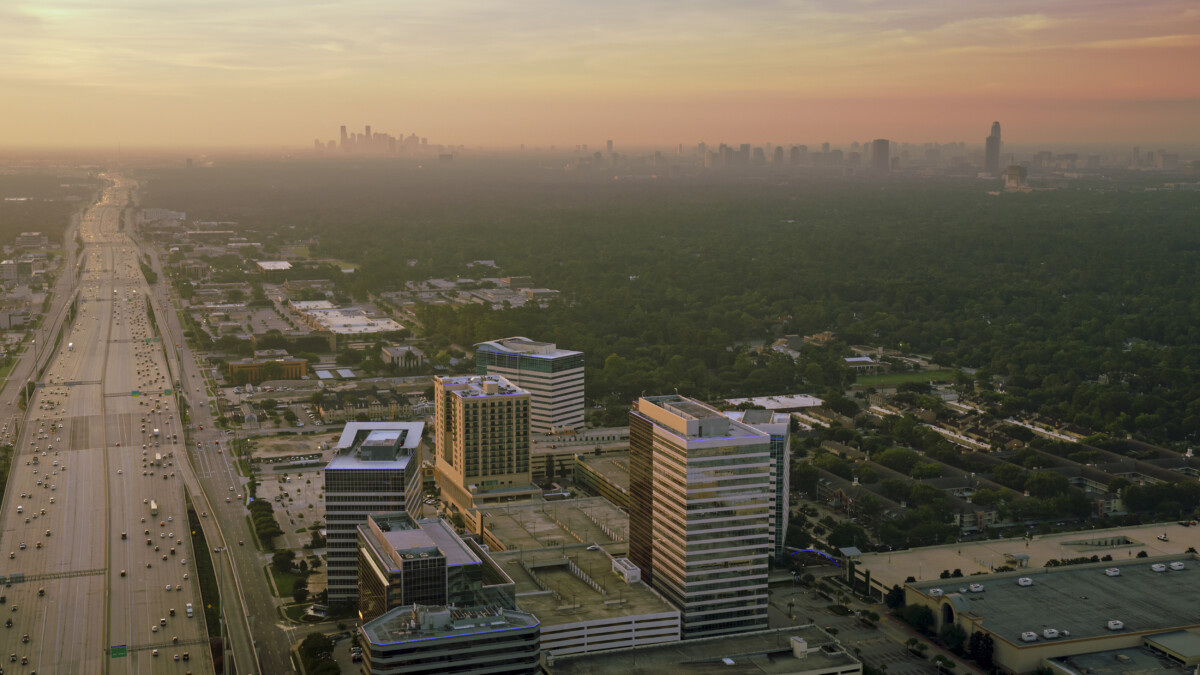 Katy Freeway mit den Wolkenkratzern der Innenstadt von Houston im Hintergrund