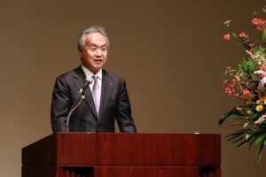 MHI-president Seiji Izumisawa gir oppmuntrende ord til nye ansatte ved selskapets velkomstseremoni i 2023