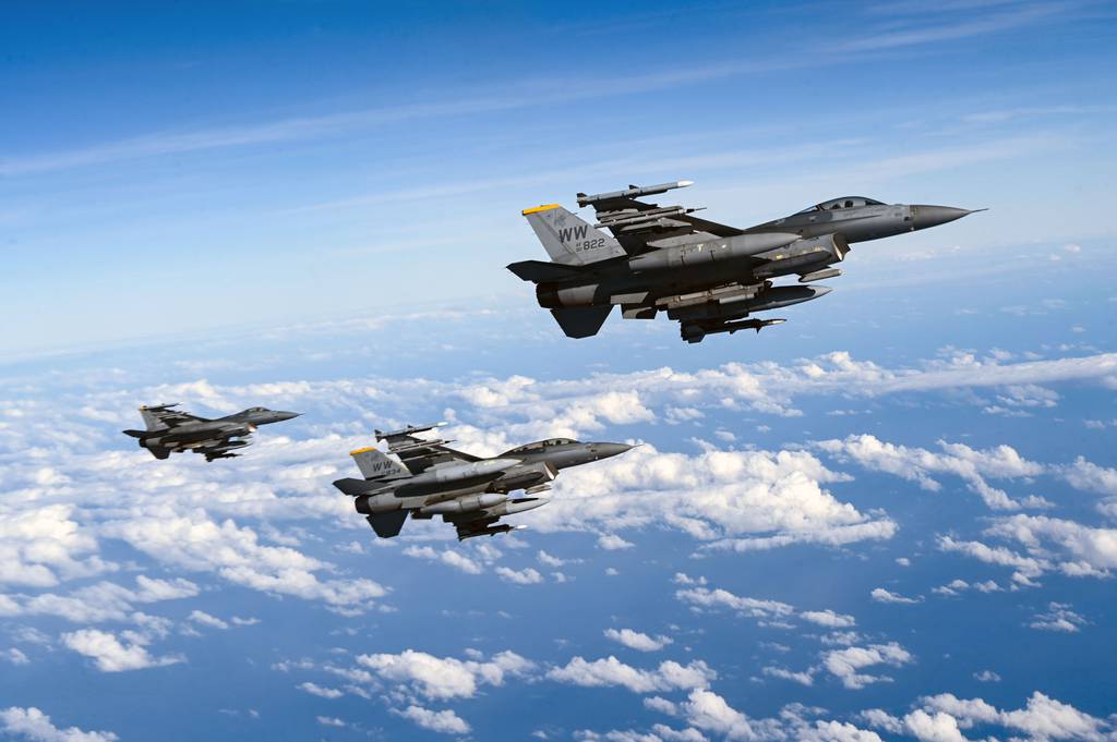Nouvelles mises à niveau de guerre électronique pour les tests d'émulateur de passe F-16