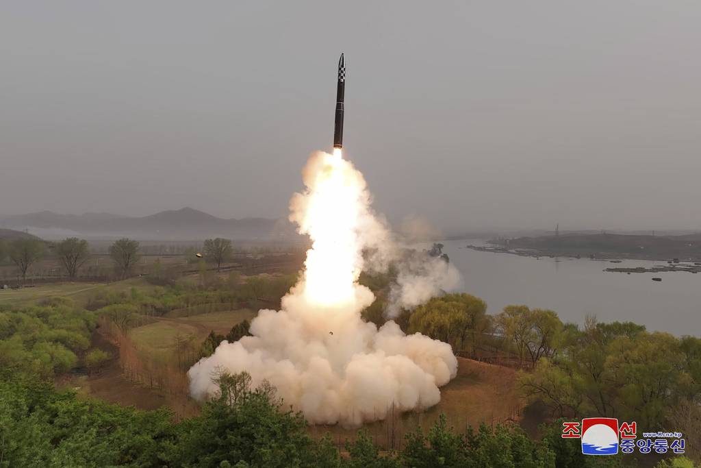 북한, 신형 고체연료 장거리미사일 시험발사