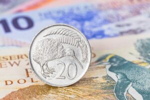 NZD/USD ends two-day gain streak and falls toward 0.6200