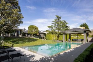 Engangsarkitektens hjem i en velstående australsk enklave selges for nesten 20 millioner dollar