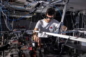 Fysikere demonstrerer Youngs dobbeltspalteinterferens i tide
