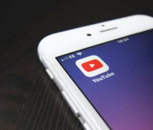 Fintech-lahenduste reklaamimine YouTube'is: potentsiaalsete klientide kaasamine ja koolitamine