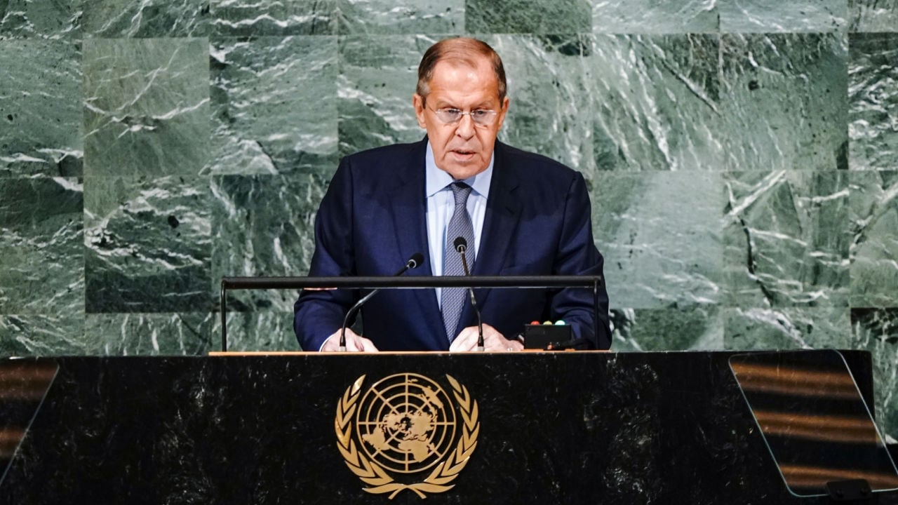 Il ministro degli Esteri russo Sergey Lavrov afferma che la de-dollarizzazione "non può più essere fermata"