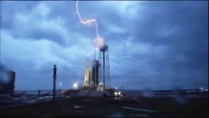 A SpaceX felmenti a Falcon Heavy-t az indítóállás villámcsapása után