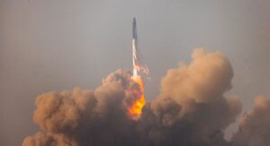 SpaceX משגרת את הרקטה הגדולה ביותר שנבנתה אי פעם, אך טיסת הניסוי מסתיימת בפיצוץ