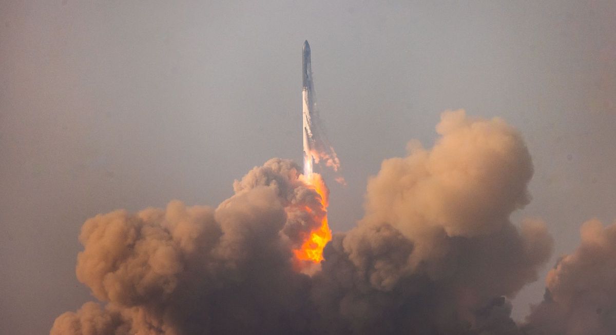 SpaceX skyter opp den største raketten som noen gang er bygget, men testflyging ender i eksplosjon