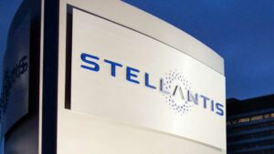 تقوم شركة Stellantis باختبار الوقود الإلكتروني في 28 محرك احتراق للاستخدام المحتمل