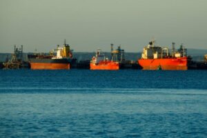 מכלית פורקת נפט רוסי בגאנה לאחר המתנה של שישה שבועות