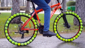 Teniške žogice služijo kot spodobne kolesarske pnevmatike, ki jih ni zlahka predreti