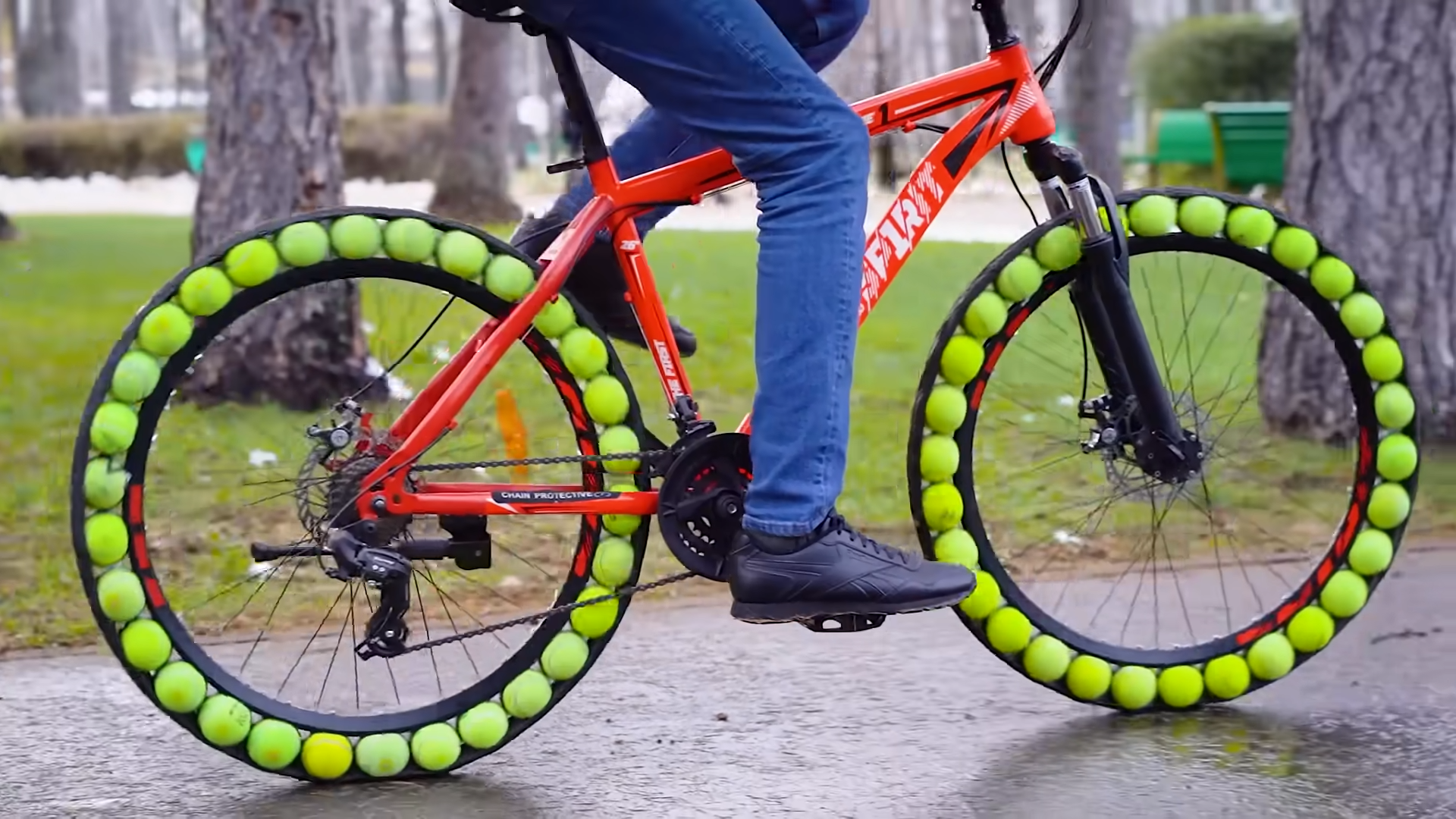 Теннисные мячи служат достойными велосипедными шинами, которые нелегко проколоть