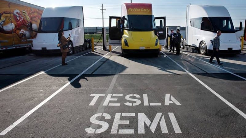 Tesla는 도로에 충돌 한 지 몇 달 만에 일부 전기 세미 트럭을 리콜합니다.