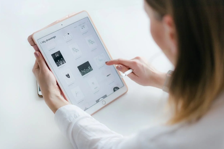 زنان Pexels Marek Levak با استفاده از iPad - افزایش تاثیر سرمایه گذاری در استارتاپ های فناوری: همسویی سود با هدف