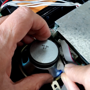 Dieser einfache Trick repariert kratzig klingende Lautsprecher