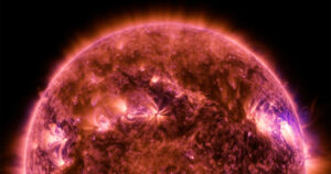 De minuscules jets sur le soleil alimentent le vent solaire colossal