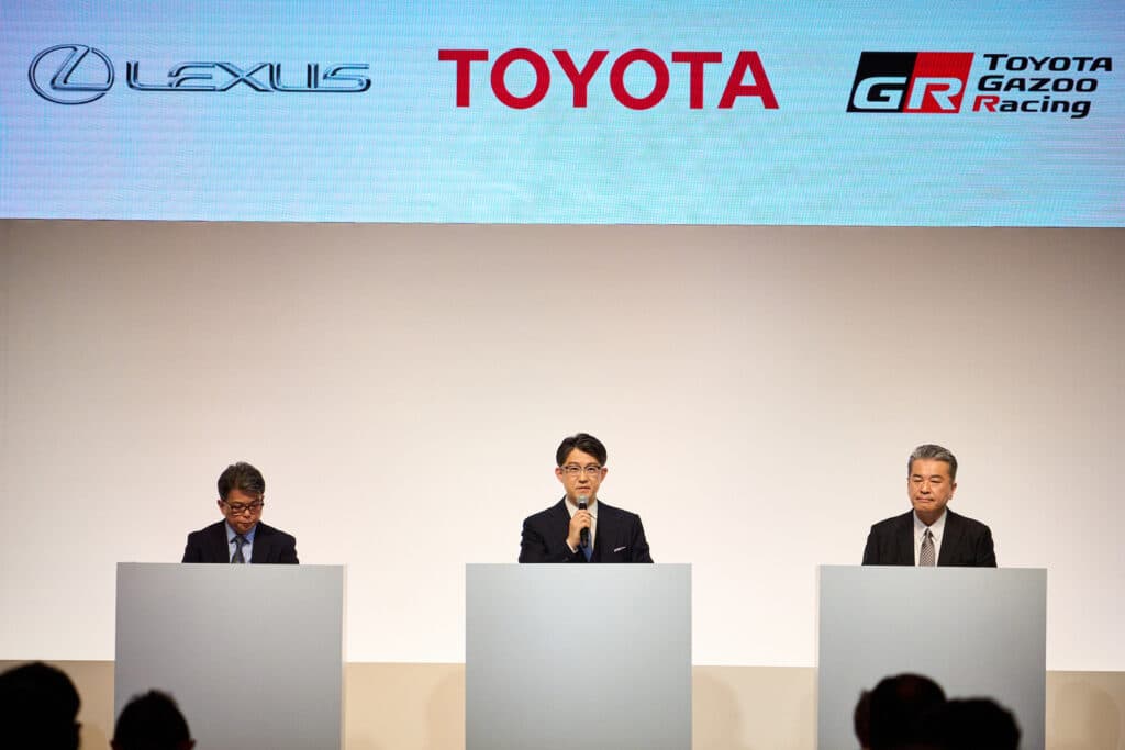 Toyota yönetici üçlüsü Nisan 2023 REL duyurusunu yapıyor
